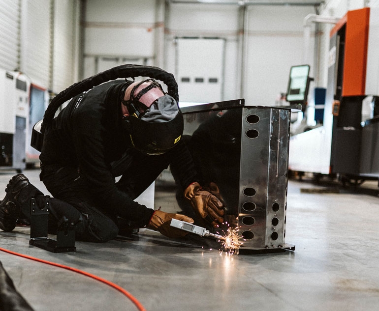 Photography showing a laser welder at work